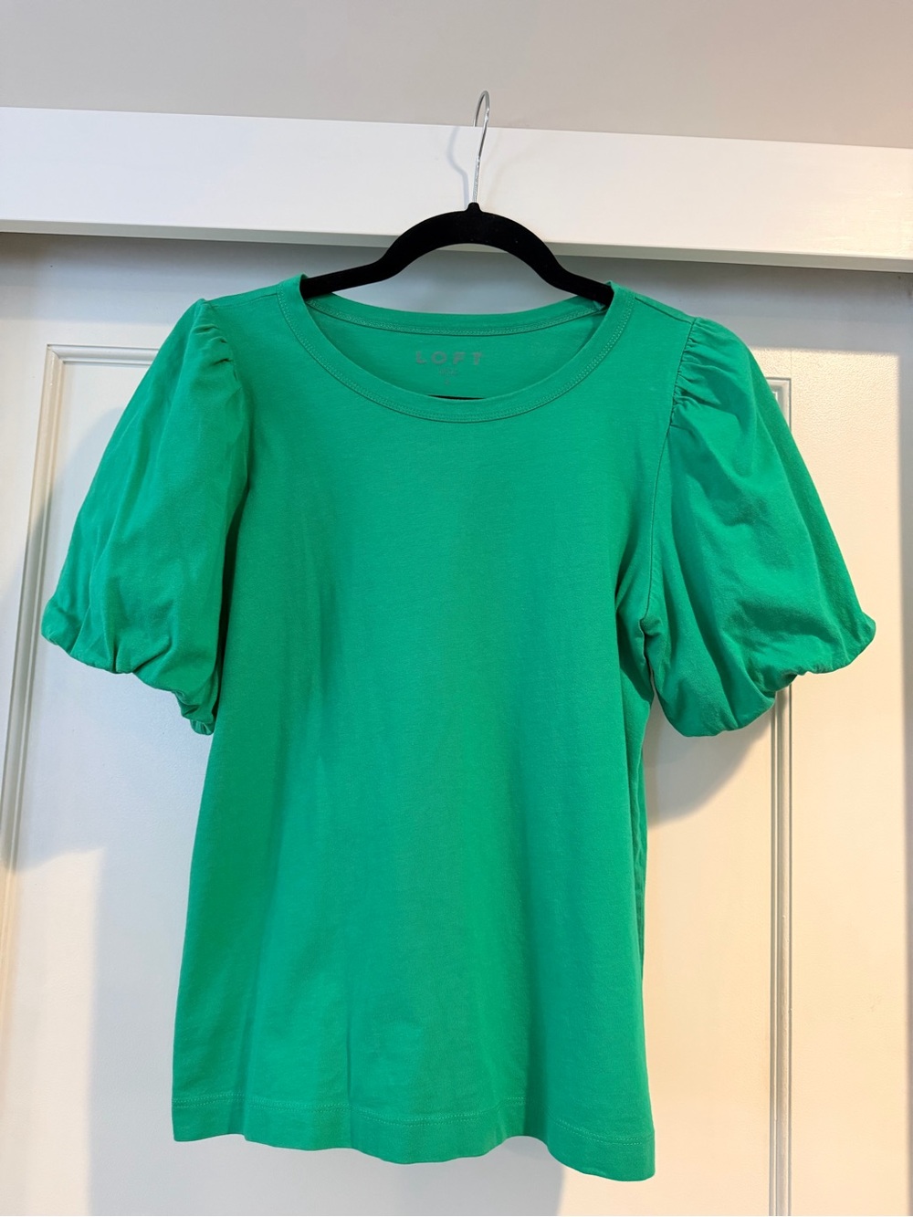 💚 EUC Loft Puff Sleeve Tee in Bright Green Size Small
